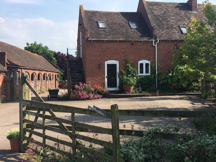 Cottage Barn Conversion On Working Farm Worcester Exteriör bild